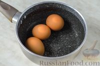 Салат с креветками, кукурузой, яйцами и сухариками