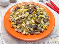 Мясной салат с шампиньонами, солёными огурцами и кукурузой