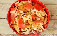Салат с крабовыми палочками, пекинской капустой, яблоком и маринованным имбирём