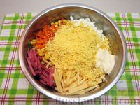 Салат с колбасой, морковью, кукурузой и сыром