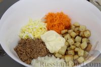 Салат из тунца с сухариками, свежей морковью и яйцами