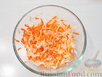 Салат из капусты с копчёной скумбрией, морковью и яичными блинчиками