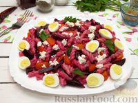 Тёплый салат с макаронами, свёклой, творогом и перепелиными яйцами