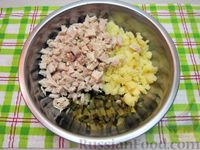 Салат с курицей, картофелем, фасолью и солёными огурцами