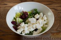 Салат с грушей, сыром фета и сухариками
