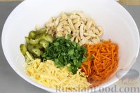 Салат с курицей, морковью <!--more-->по-корейски, сыром и маринованными огурцами