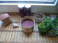 Фасолевый салат с сухариками, грецкими орехами и чесноком