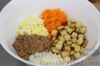 Салат из тунца с сухариками, свежей морковью и яйцами
